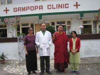 Lama Nawang Tenzin avec le personnel médical